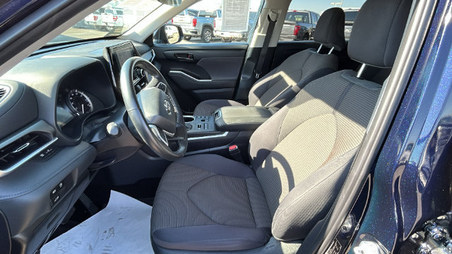 Used 2024 Toyota Highlander LE AWD/4WD image 19