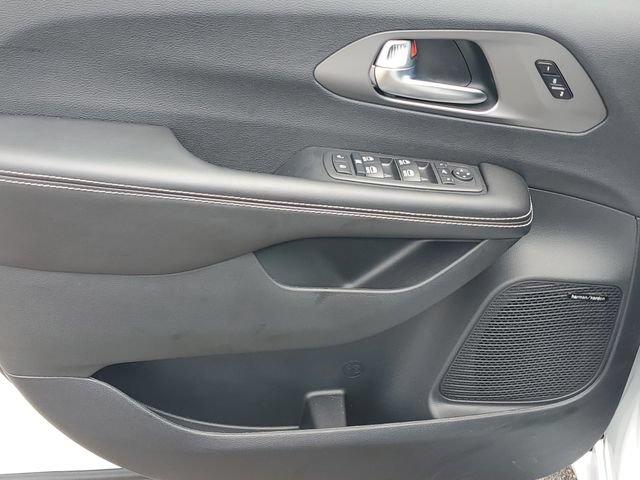New 2027 Chrysler Pacifica Limited w/ Family Tech Group AWD/4WD image 16