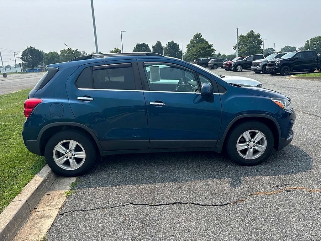 Used 2020 Chevrolet Trax LT w/ LT Convenience Package FWD image 9