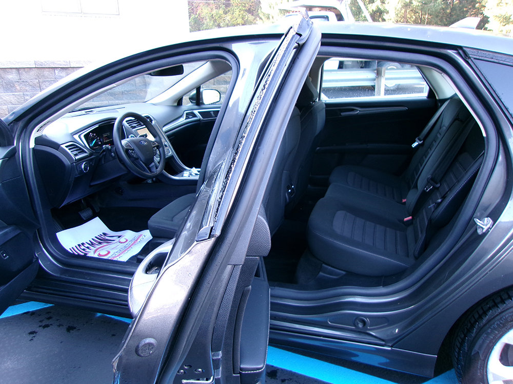 Used 2020 Ford Fusion SE image 13