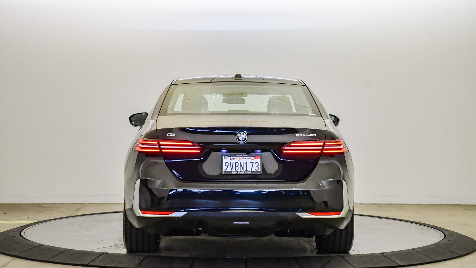 Used 2025 BMW i5 xDrive40 w/ Premium Package image 3