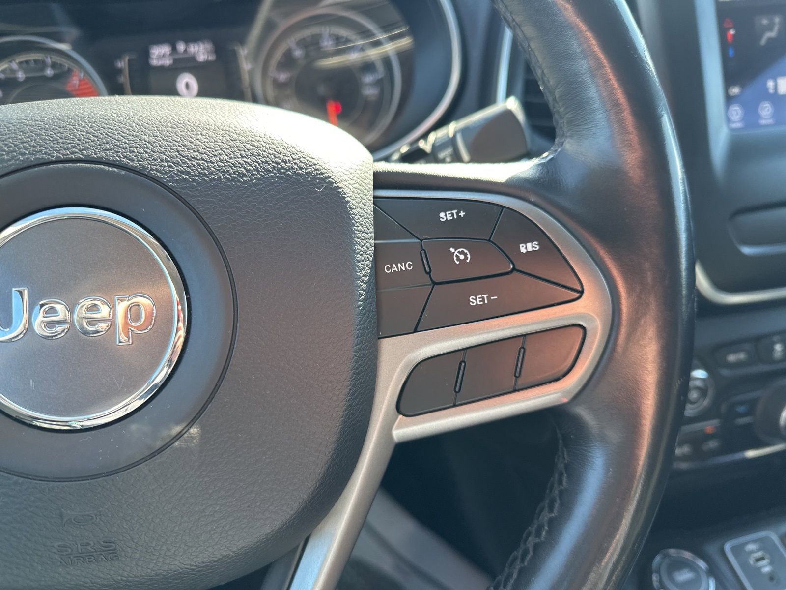 Used 2019 Jeep Cherokee Latitude w/ Cold Weather Group image 42