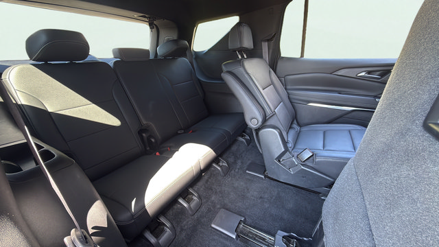 Used 2025 Chevrolet Traverse LT FWD image 29