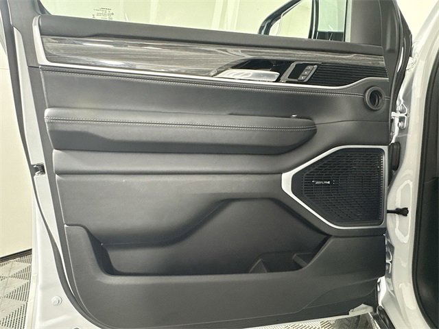 Used 2022 Jeep Wagoneer Series III w/ Flexible Seating Group image 13