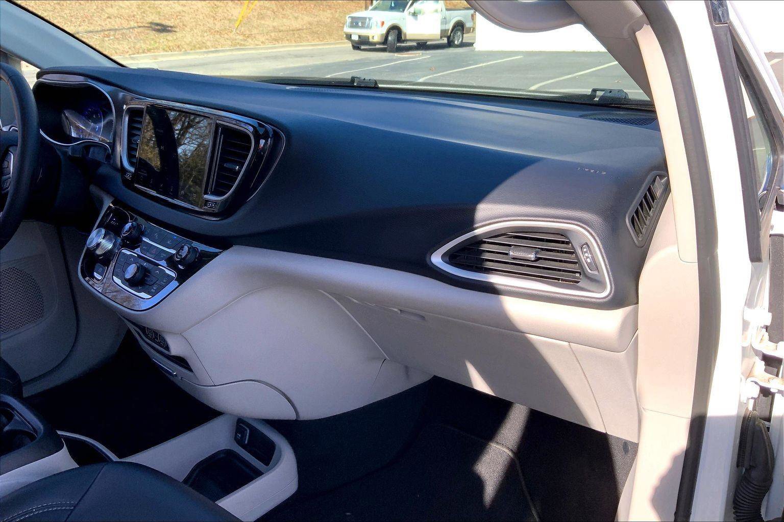 Used 2023 Chrysler Pacifica Touring-L image 14