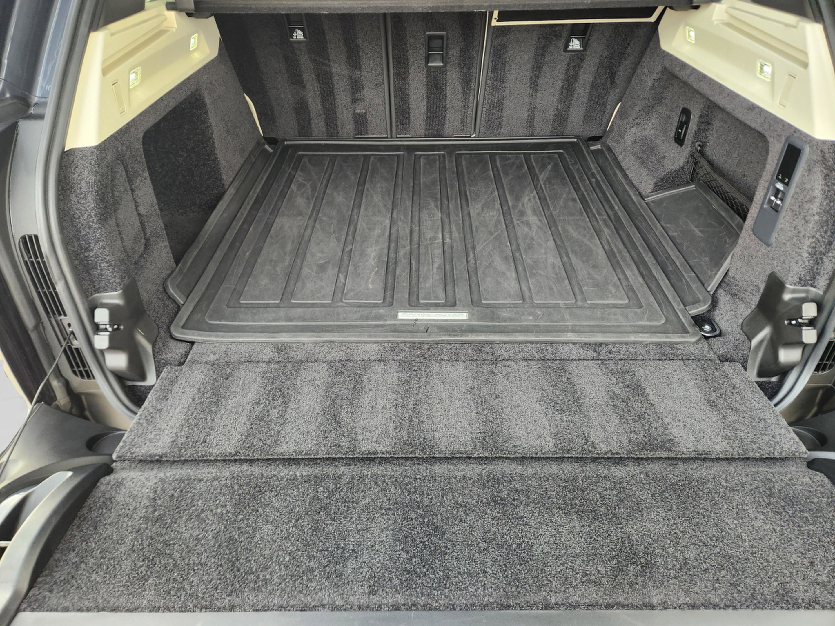 Certified 2025 Land Rover Range Rover SE image 30