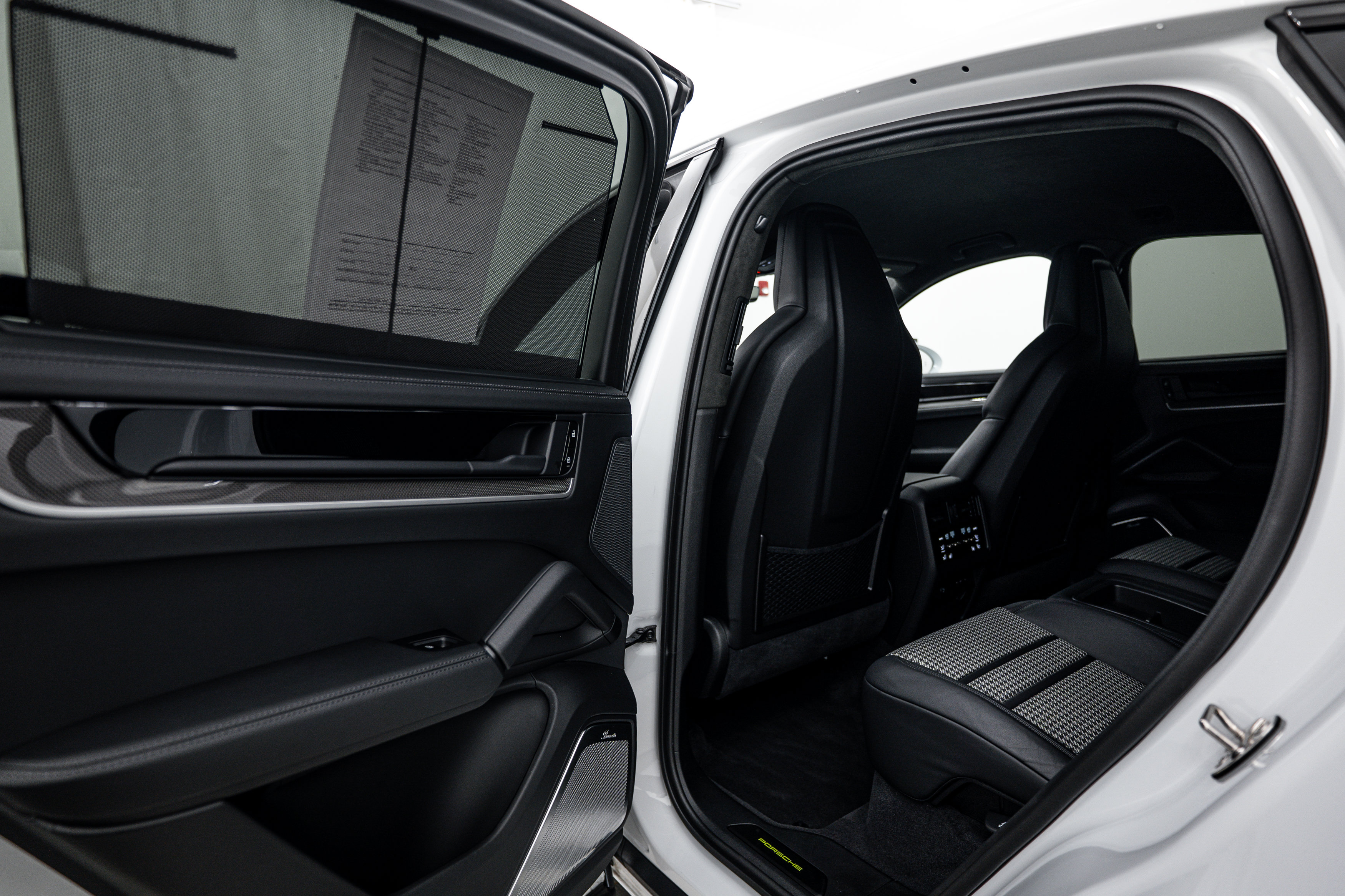 Certified 2025 Porsche Cayenne Turbo AWD/4WD image 22