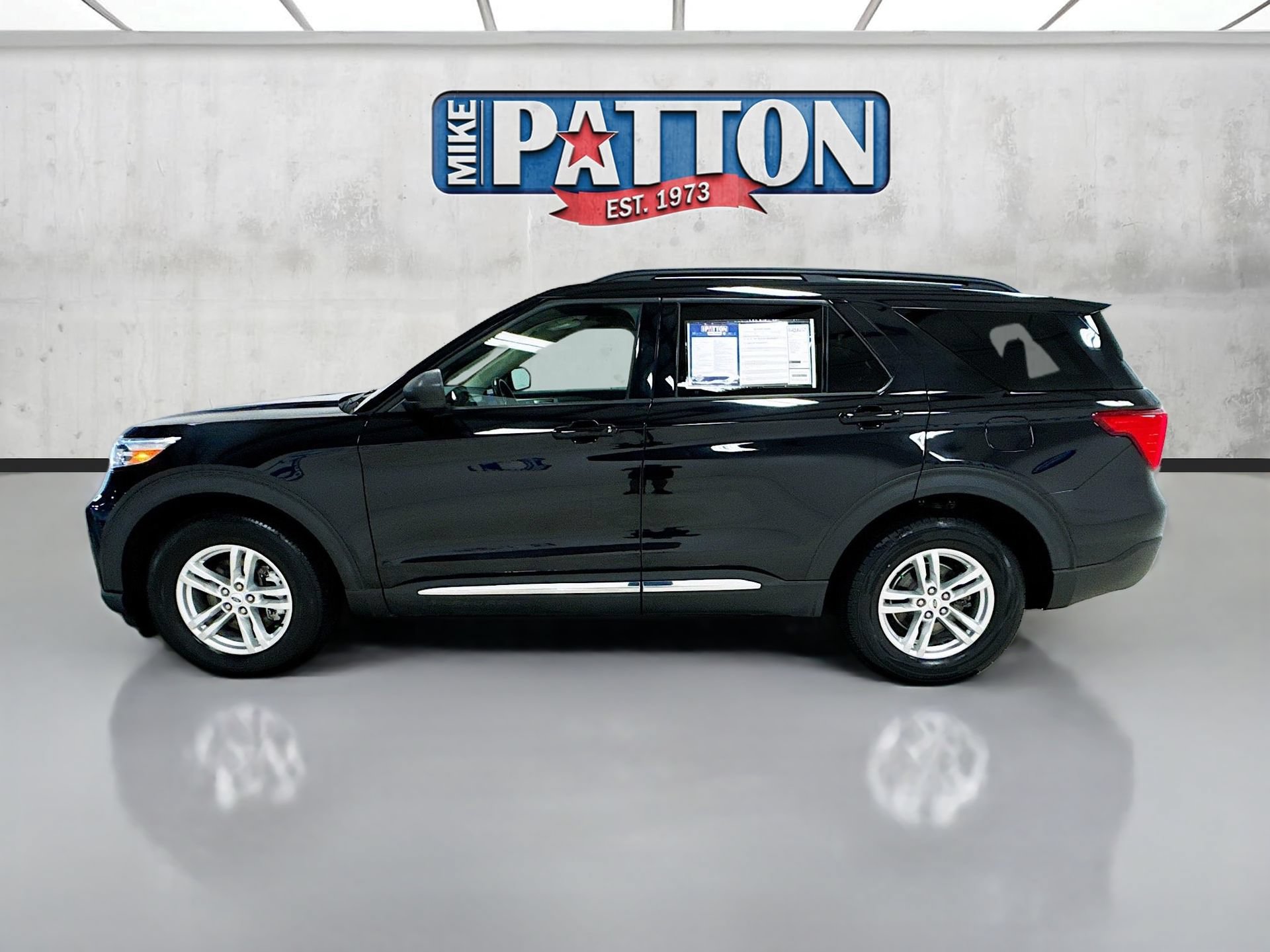Used 2023 Ford Explorer XLT w/ Equipment Group 202A AWD/4WD image 4