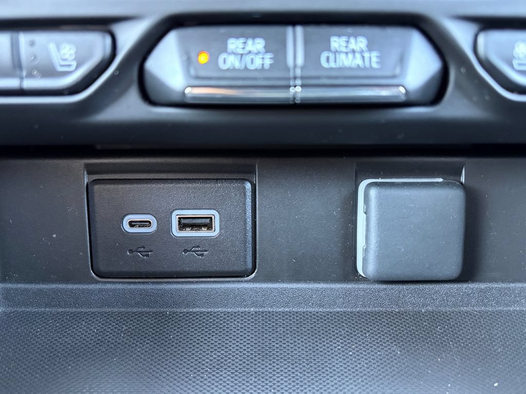 Used 2023 Chevrolet Suburban High Country AWD/4WD image 27