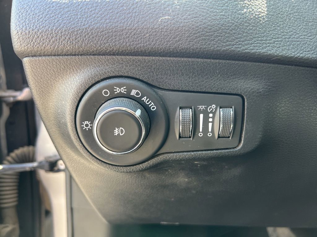 Used 2019 Jeep Compass Latitude w/ Cold Weather Group AWD/4WD image 11