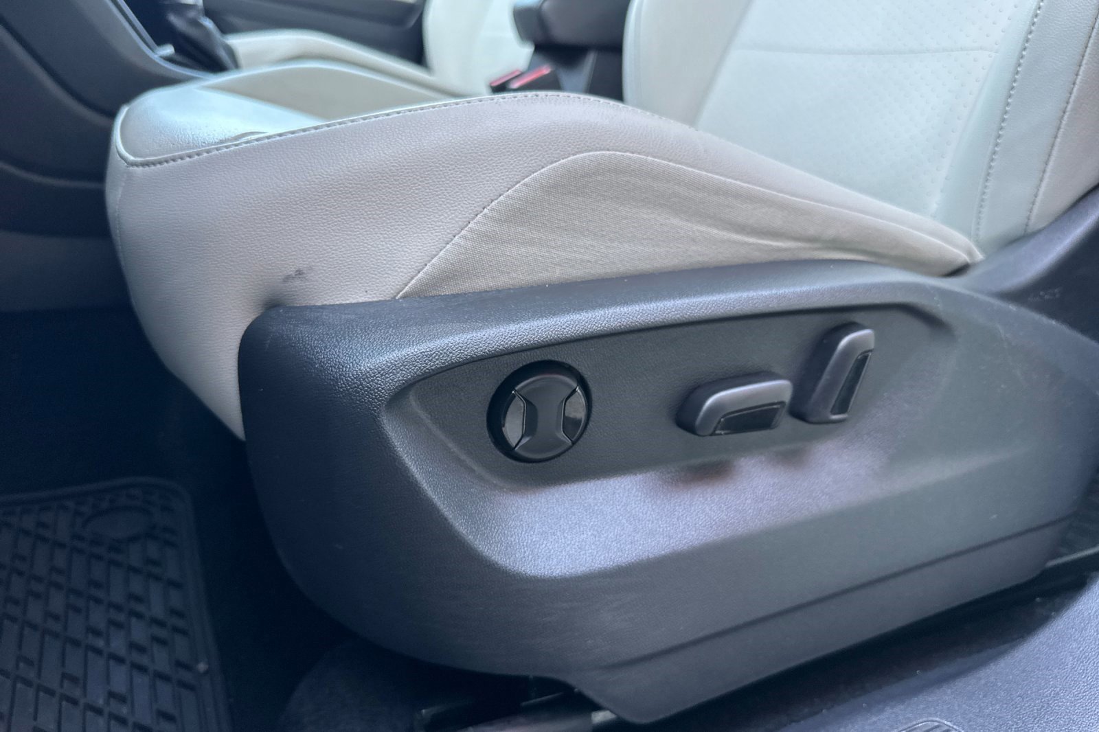 Used 2018 Volkswagen Tiguan SEL AWD/4WD image 14