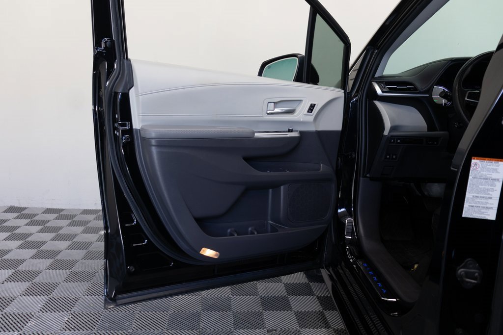 Used 2024 Toyota Sienna Limited image 14