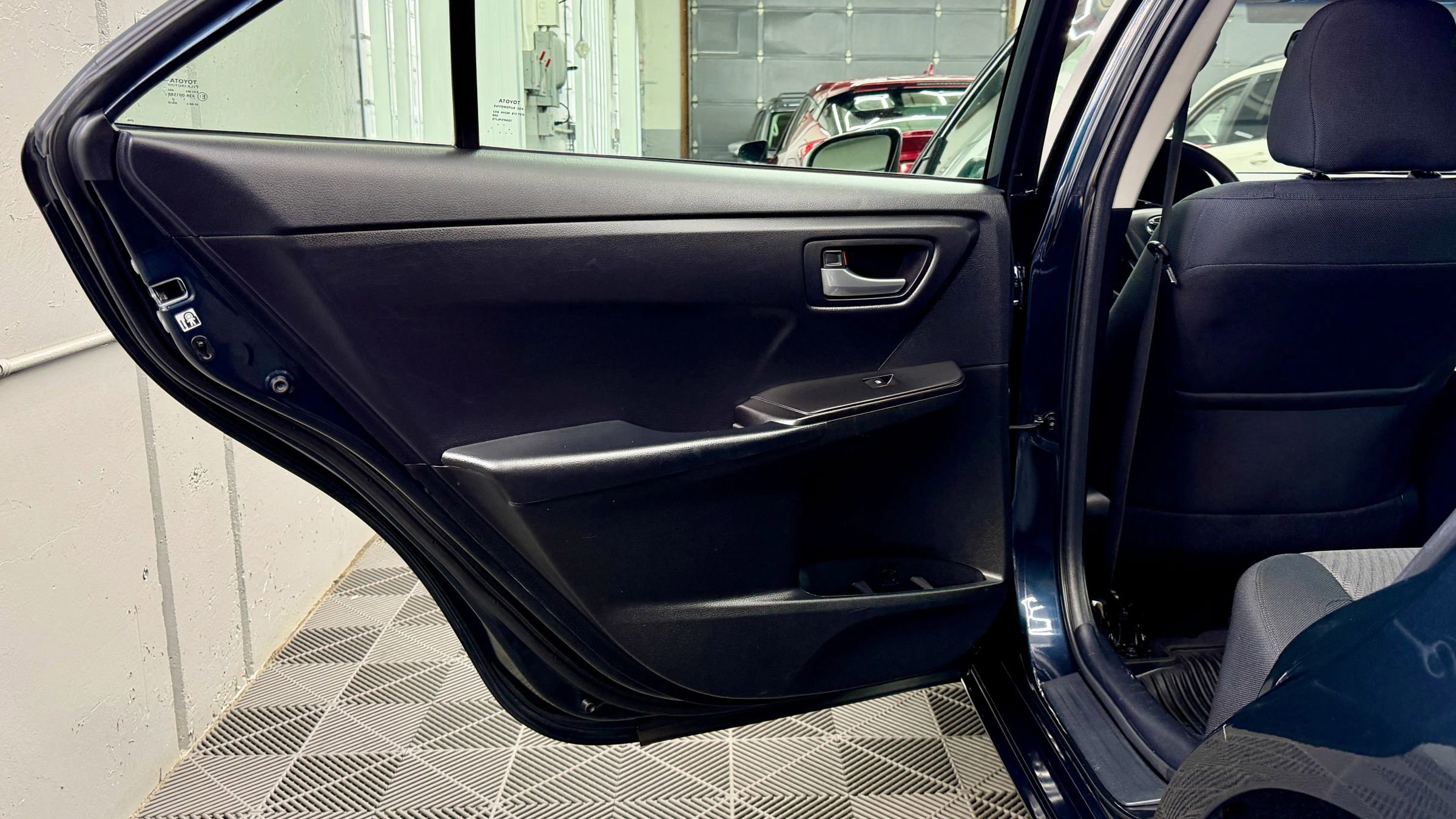 Used 2017 Toyota Camry LE image 6