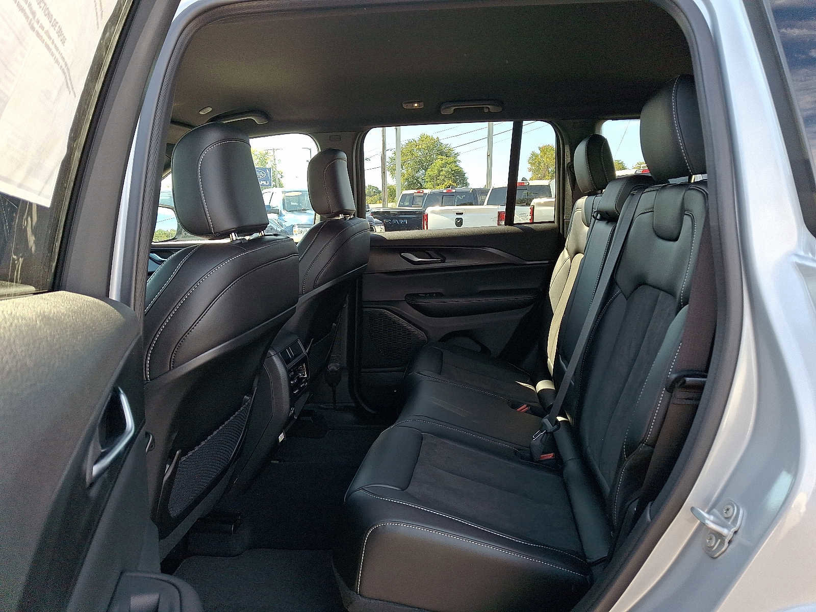 New 2025 Jeep Grand Cherokee Altitude image 6