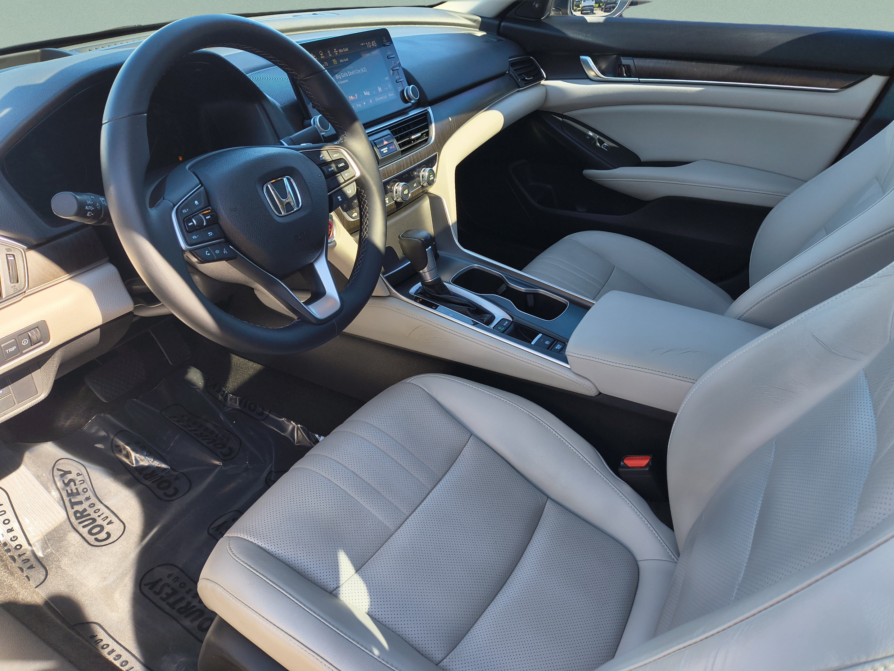 Used 2018 Honda Accord Touring image 17