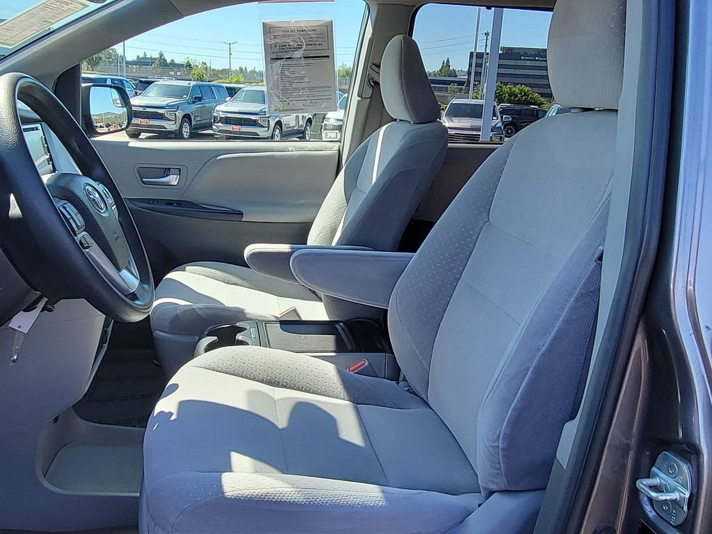 Used 2018 Toyota Sienna LE w/ Carpet Mat Package image 17