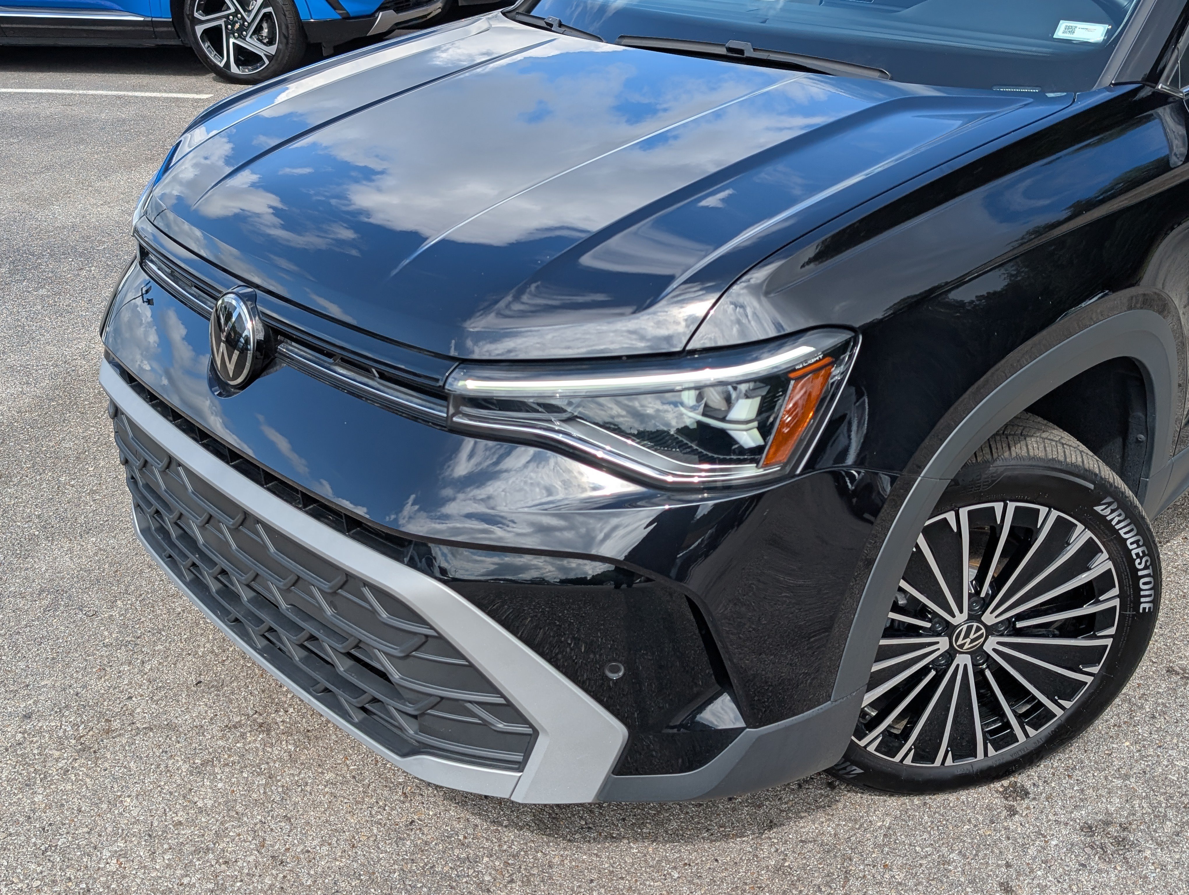Used 2025 Volkswagen Taos SE w/ Panoramic Sunroof Package FWD image 13