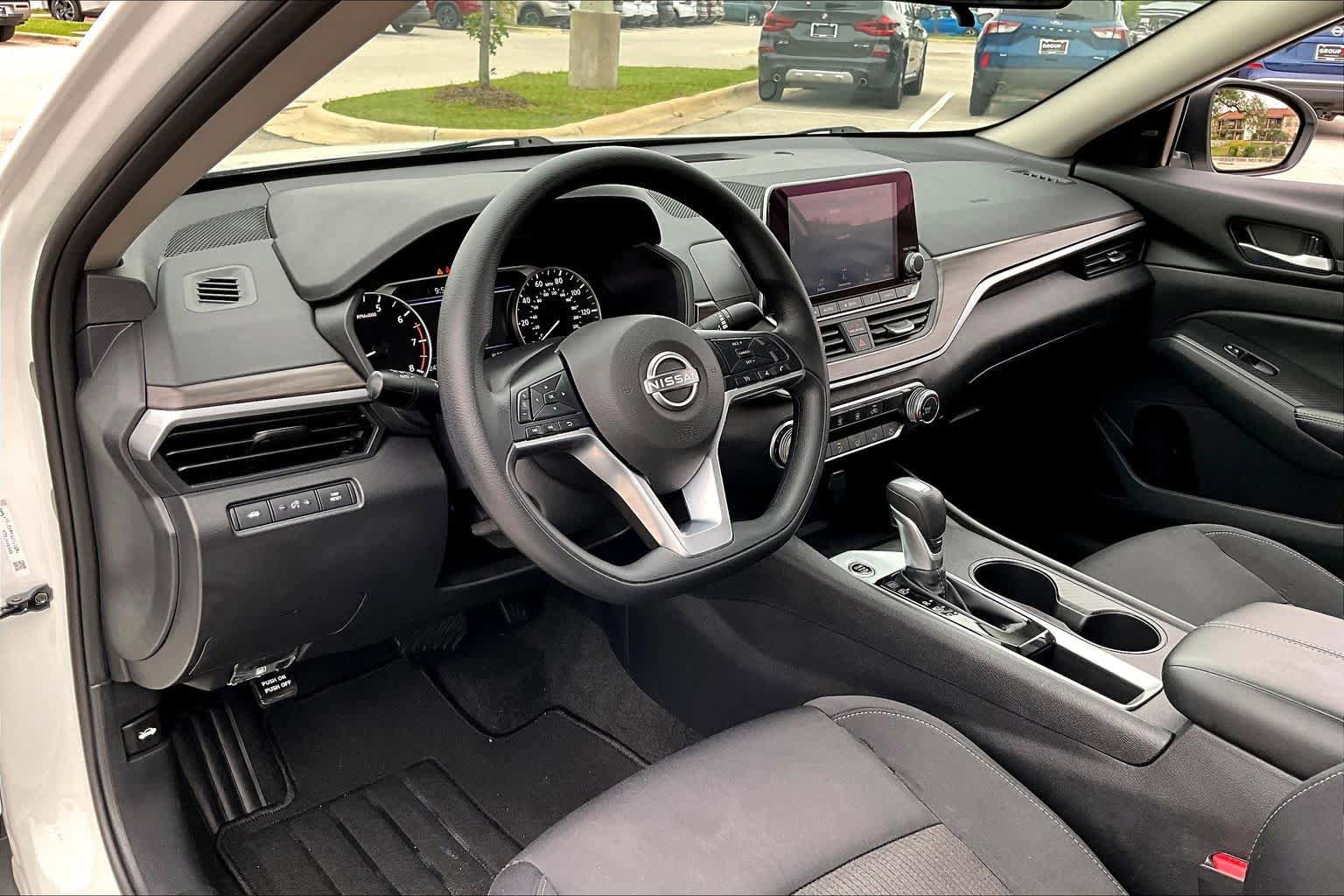 Used 2025 Nissan Altima 2.5 SV FWD image 18