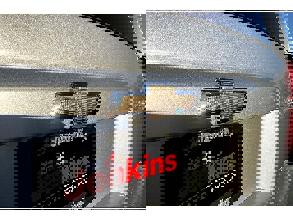 Used 2018 Chevrolet Suburban LT image 9