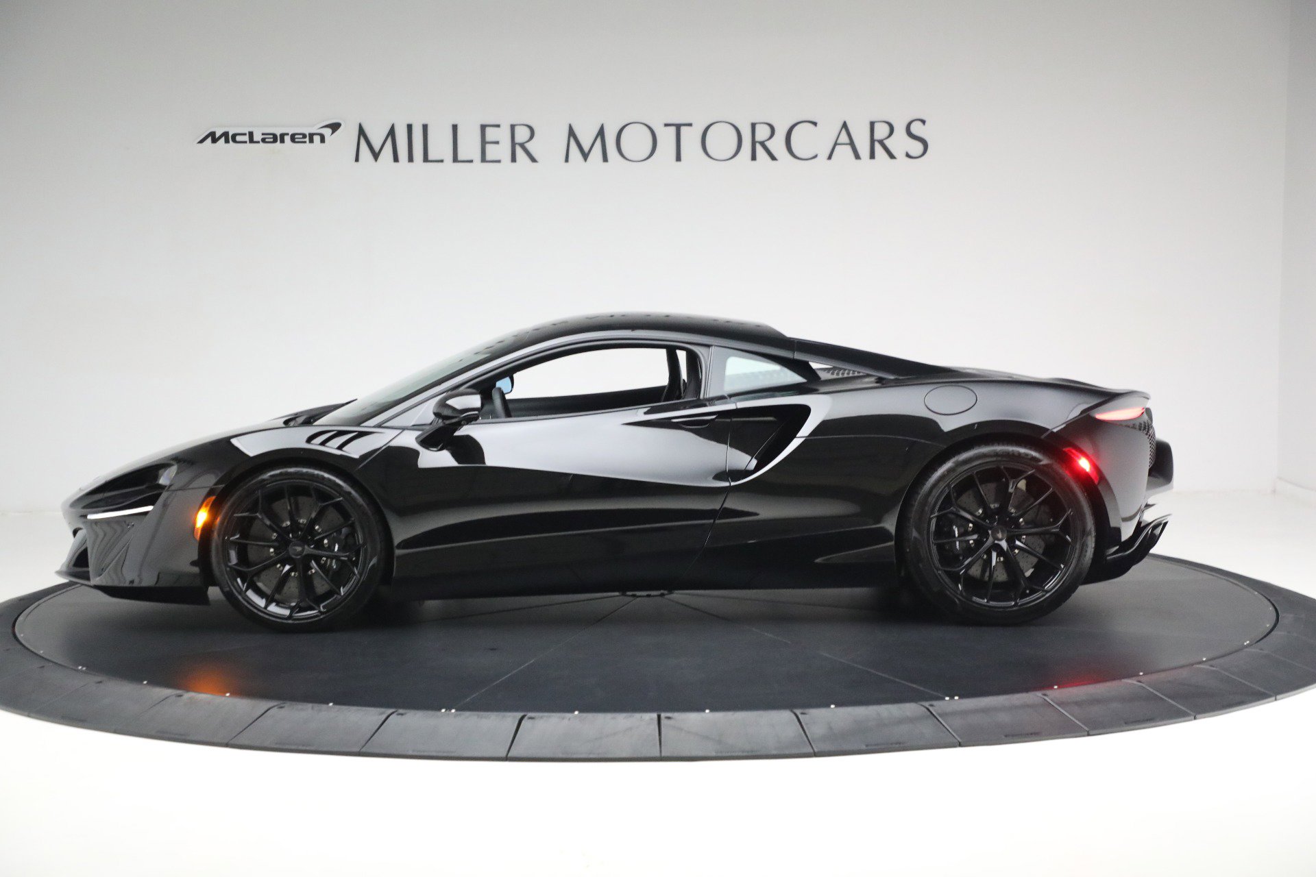 Used 2025 McLaren Artura image 3