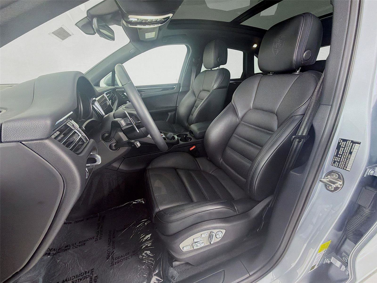 Certified 2025 Porsche Macan image 5