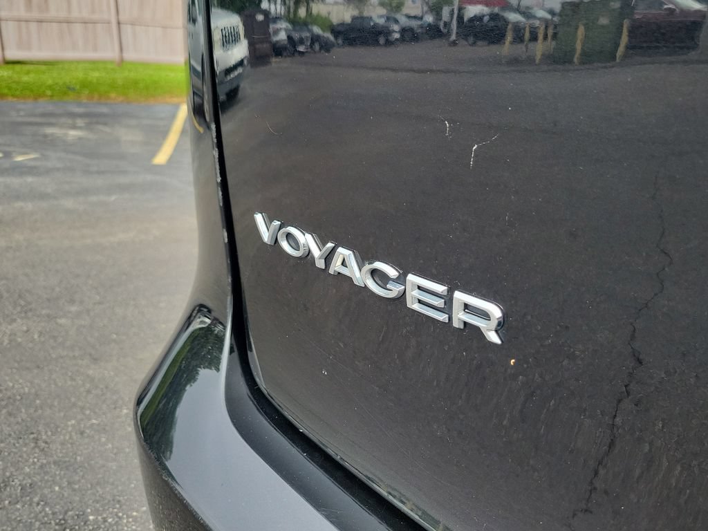Used 2023 Chrysler Voyager LX FWD image 8