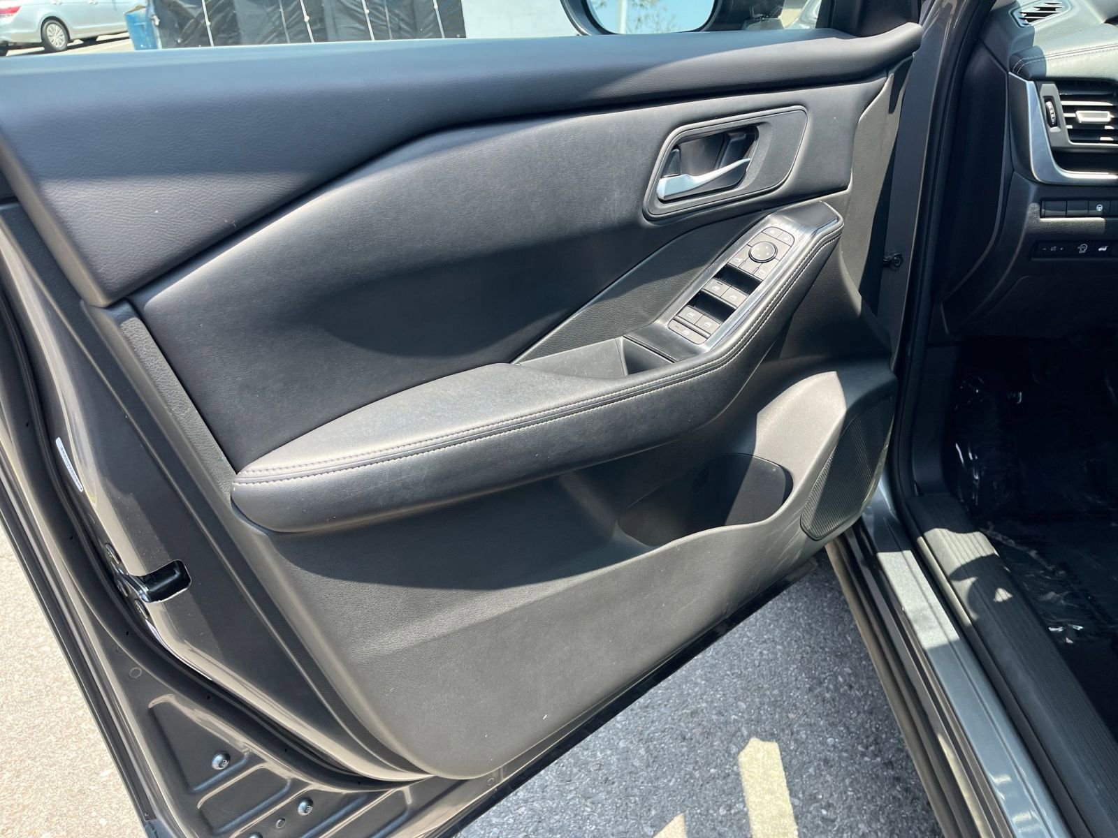 Used 2025 Nissan Rogue SV FWD image 18