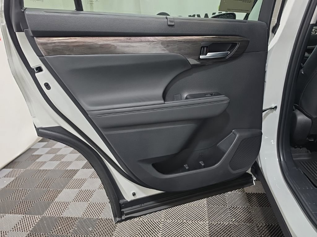 Used 2026 Toyota Highlander Limited image 23