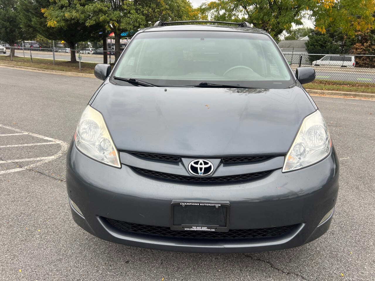 Used 2009 Toyota Sienna XLE FWD image 2