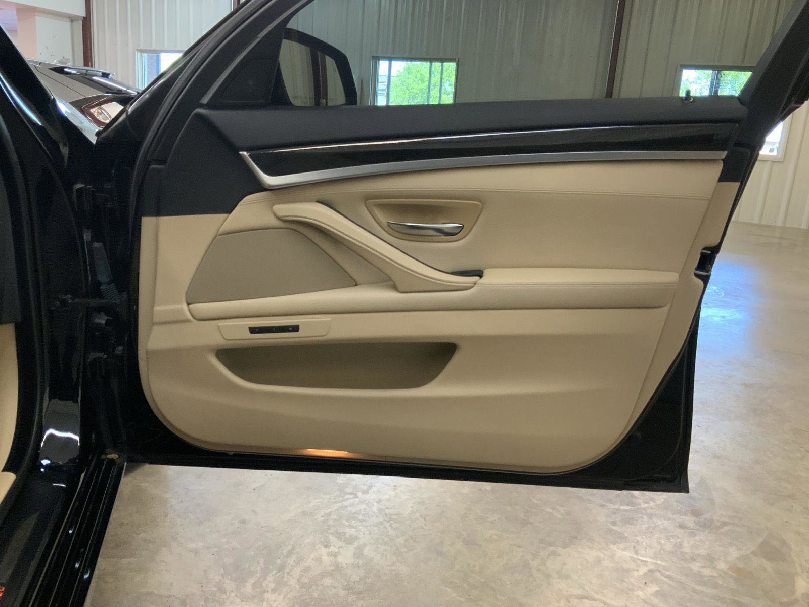 Used 2011 BMW 550i xDrive Sedan AWD/4WD image 24