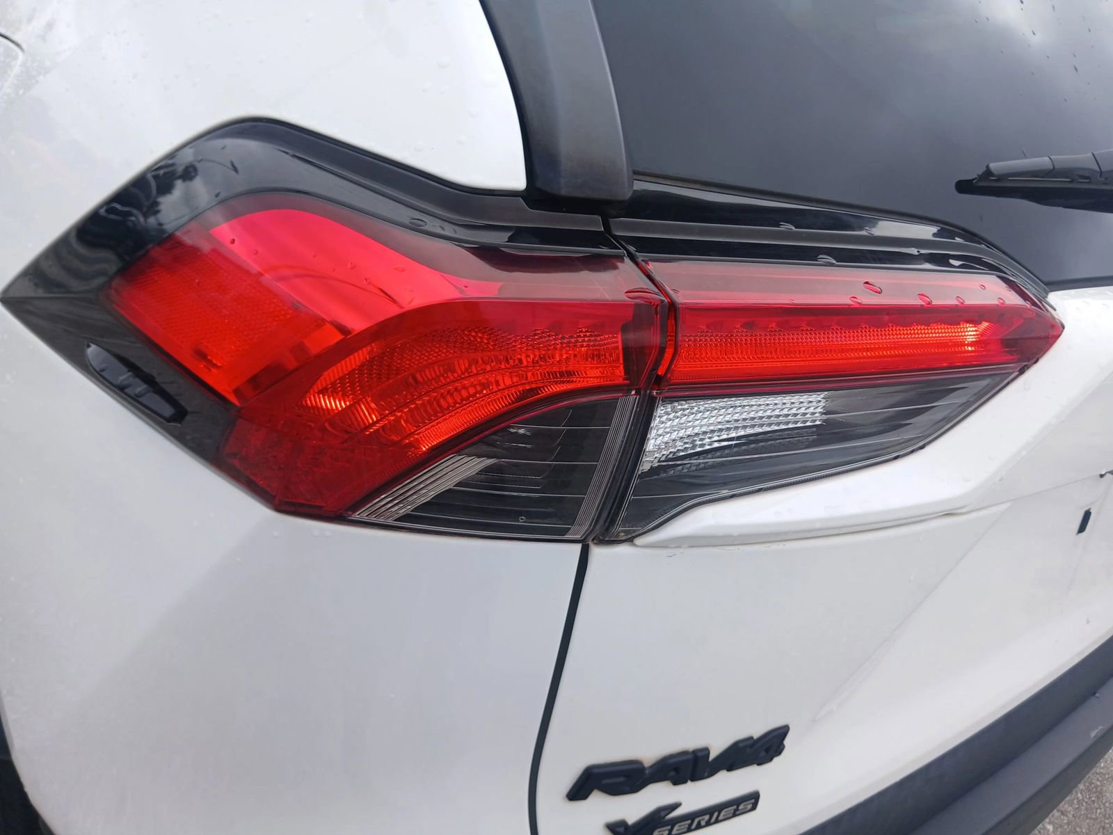 Used 2020 Toyota RAV4 LE image 10