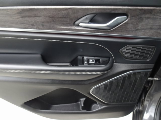 Used 2023 Jeep Grand Cherokee L Overland image 32