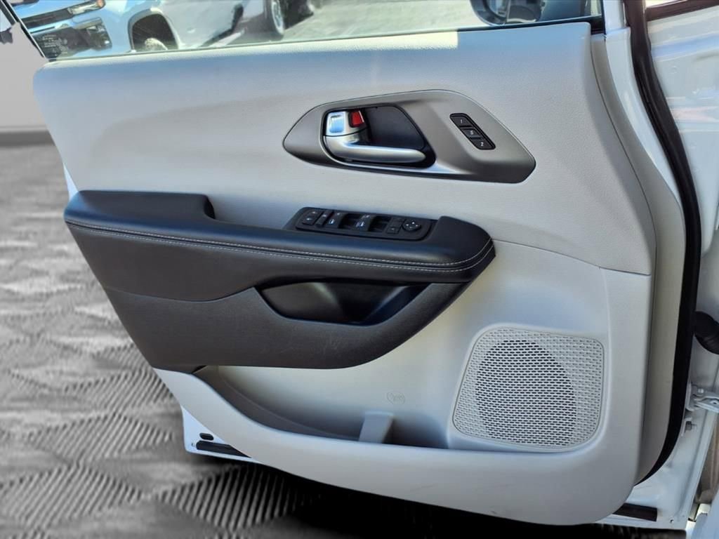 Certified 2024 Chrysler Pacifica Touring-L image 16
