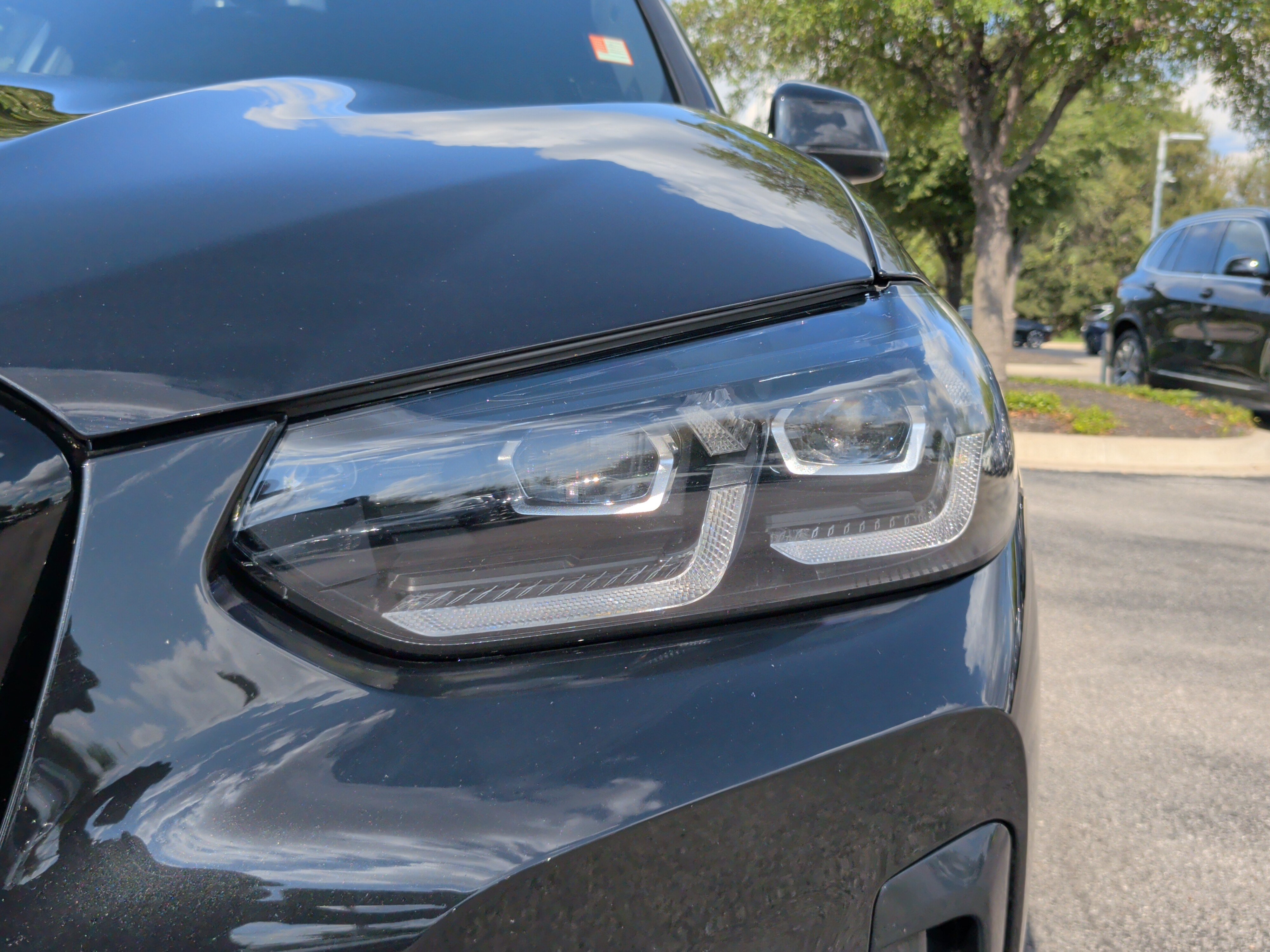 Certified 2025 BMW X4 xDrive30i w/ M Sport Package AWD/4WD image 3