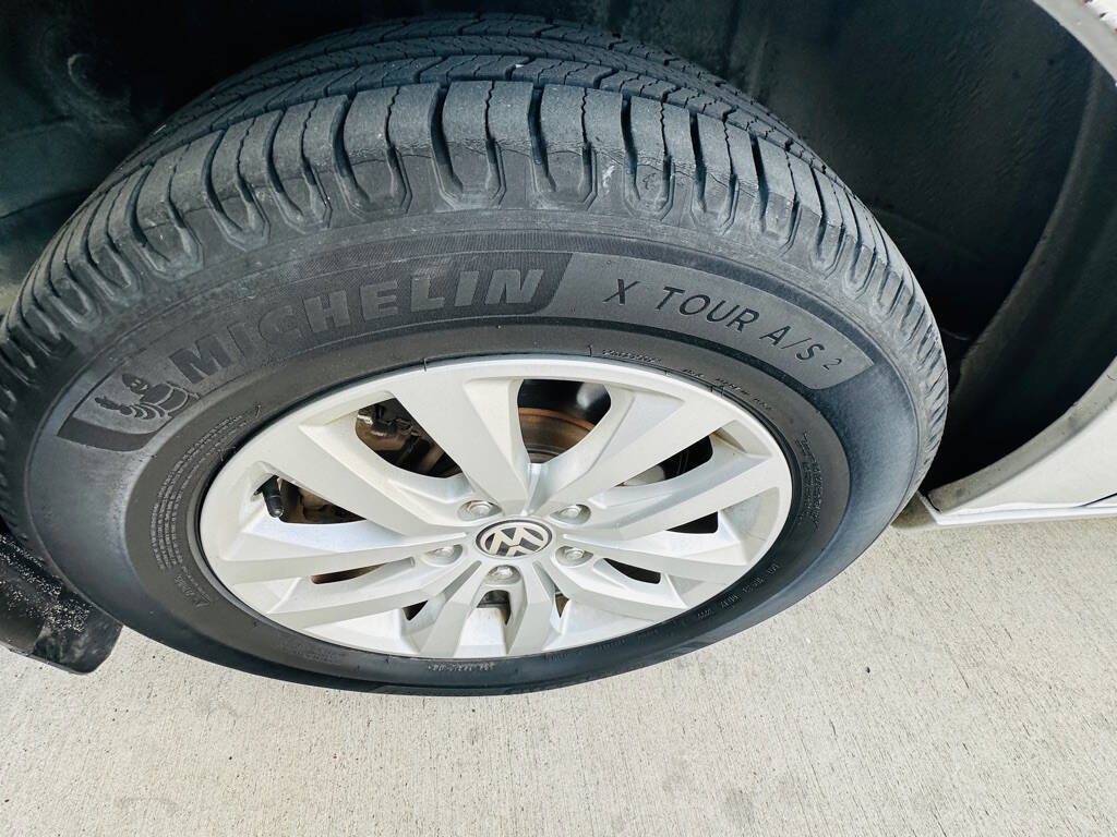 Used 2012 Volkswagen Routan SE image 30