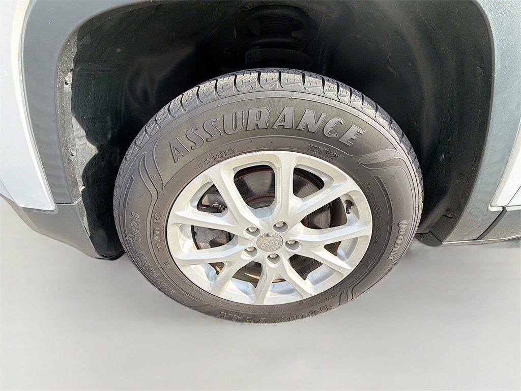 Used 2017 Jeep Cherokee Sport image 29