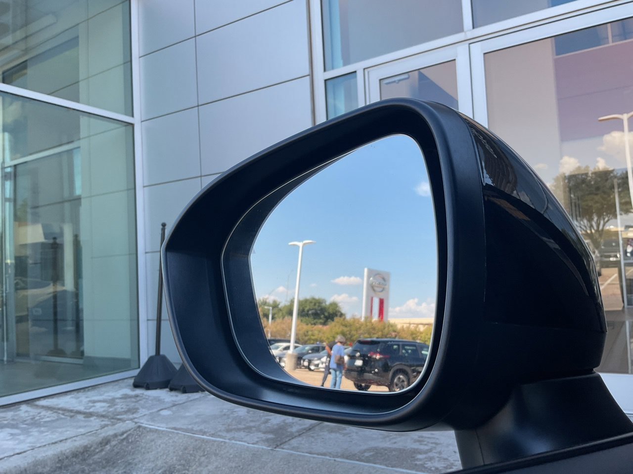 Used 2025 Nissan Rogue SV FWD image 17