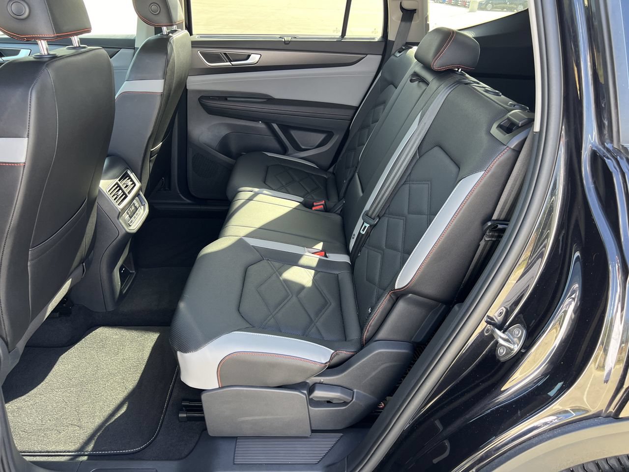 Used 2025 Volkswagen Atlas Peak Edition SE AWD/4WD image 22