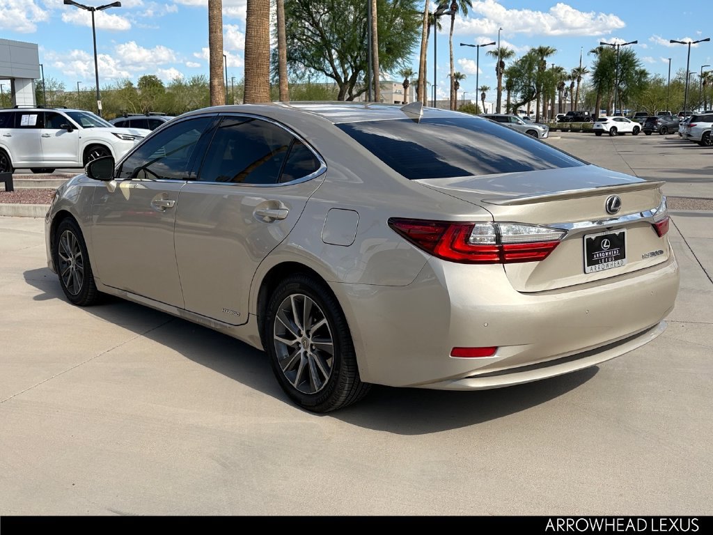 Used 2018 Lexus ES 300h w/ Luxury Package FWD image 3