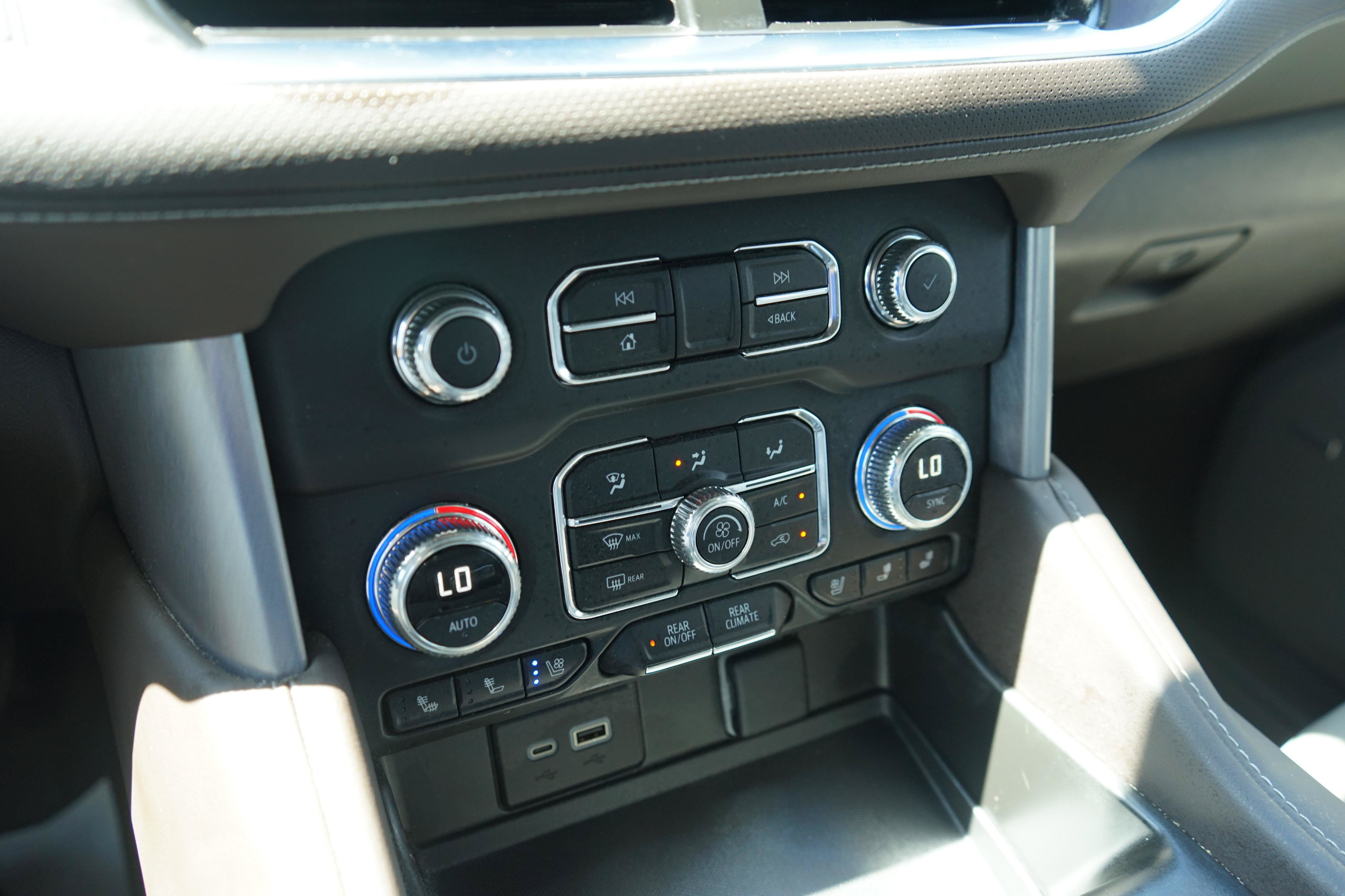 Used 2024 GMC Yukon SLT w/ SLT Luxury Package AWD/4WD image 16