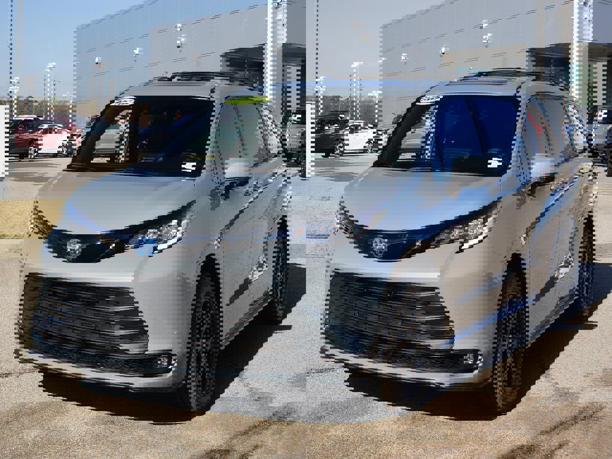 Used 2025 Toyota Sienna XLE Woodland Edition image 2