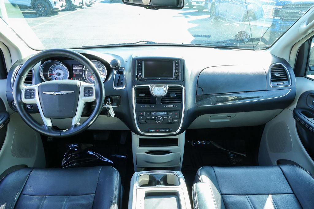 Used 2014 Chrysler Town & Country Touring FWD image 6