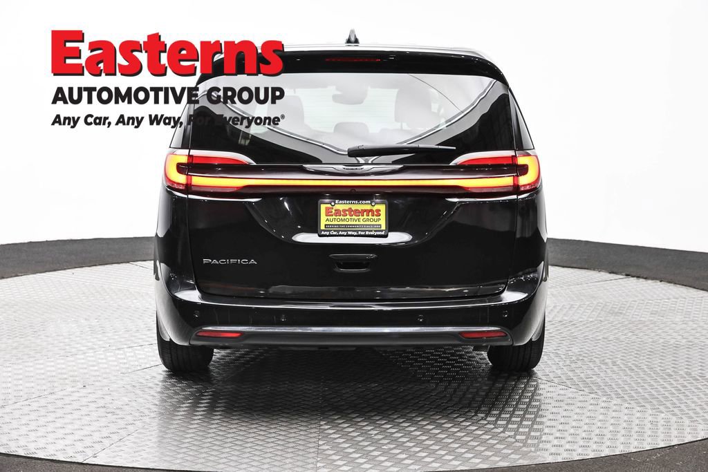Used 2023 Chrysler Pacifica Touring-L FWD image 6