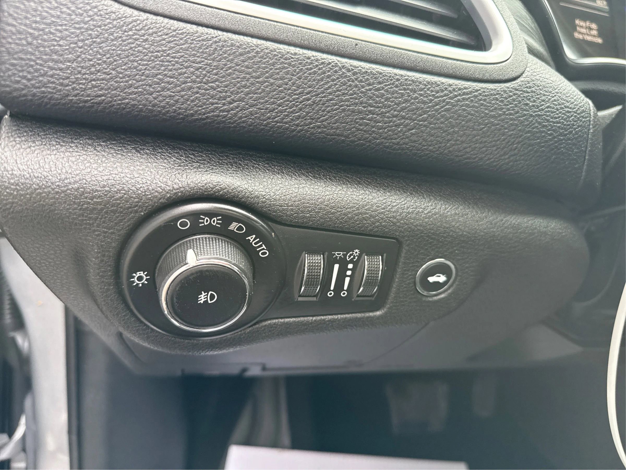 Used 2015 Chrysler 200 Limited w/ Comfort Group image 17