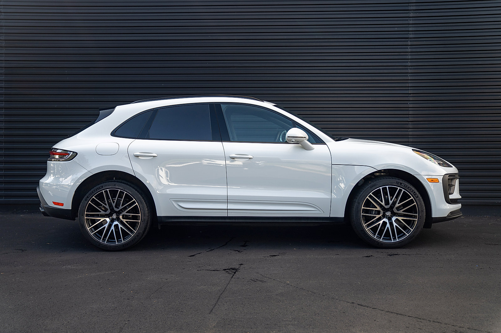 Certified 2025 Porsche Macan AWD/4WD image 28