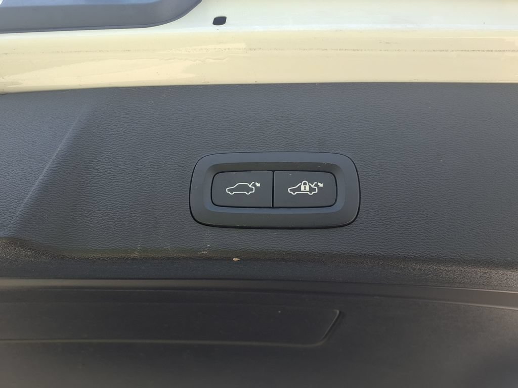 Used 2024 Volvo XC40 B5 Plus AWD/4WD image 12