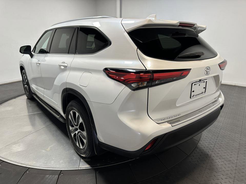 Certified 2022 Toyota Highlander XLE image 9