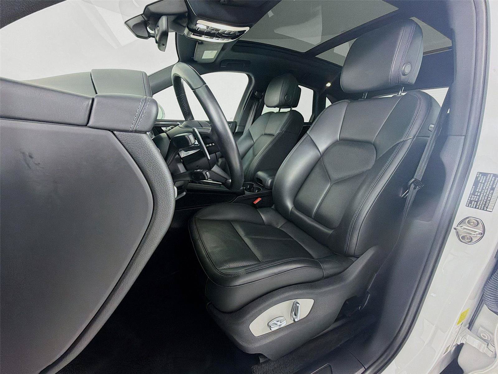 Certified 2022 Porsche Macan AWD/4WD image 5