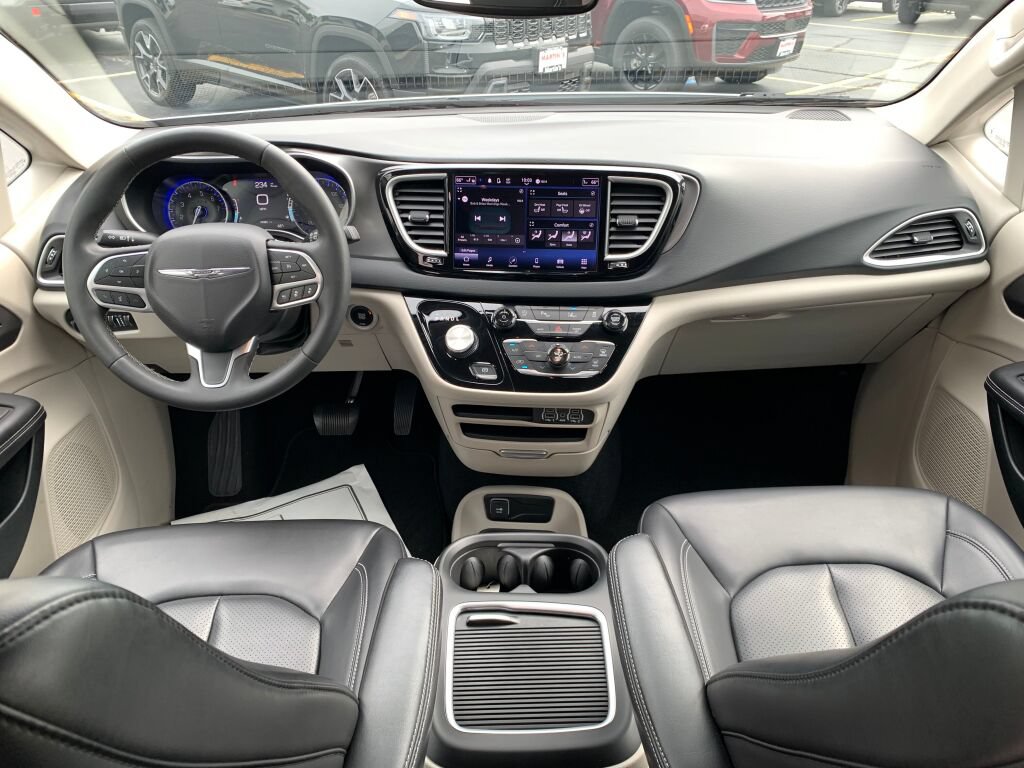 Used 2023 Chrysler Pacifica Touring-L FWD image 27