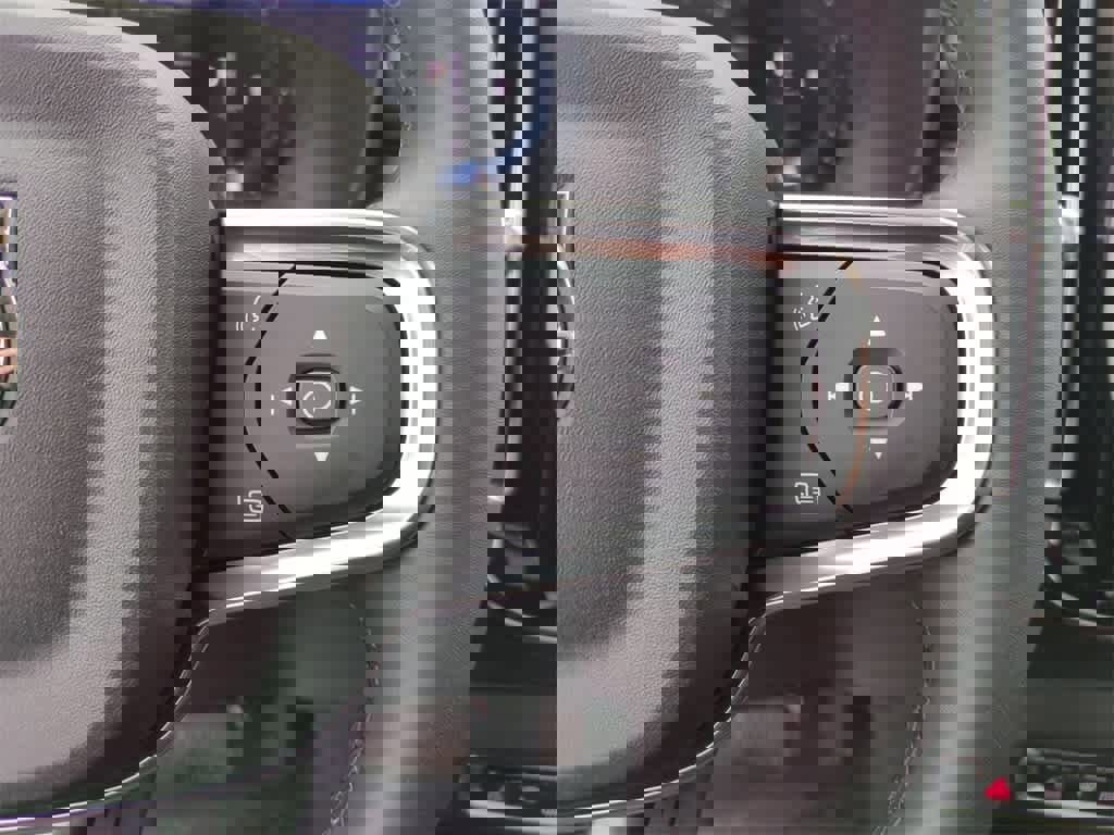 Used 2023 Volvo XC40 B5 Ultimate w/ Protection Package Premier image 17